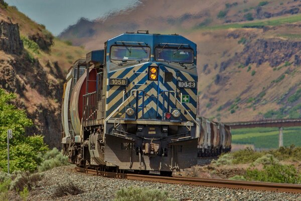 Locomotiva con vagoni ferroviari