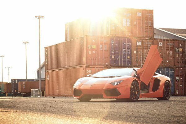 Lamborghini aventador Vorderansicht auf Containerhintergrund