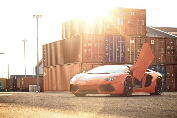 Lamborghini aventador vista frontal contra el fondo de los contenedores