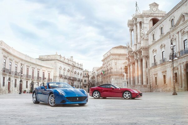 Coches azules y rojos en el fondo de edificios antiguos