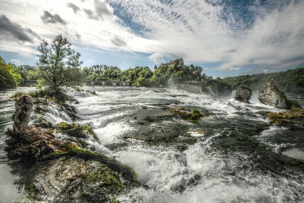 Камни сквозь которые течёт водопад