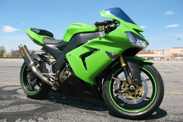 Moto deportiva verde kawasaki ZX-10R sin piloto