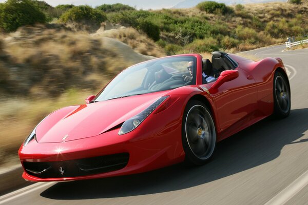 Ferrari deportivo rojo 458 en la carretera