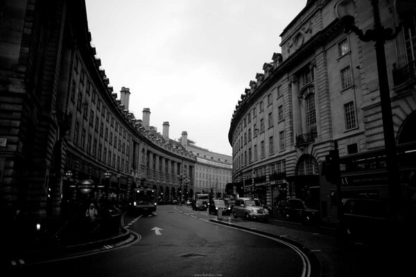 Die Straßen von London auf einem Schwarz-Weiß-Foto