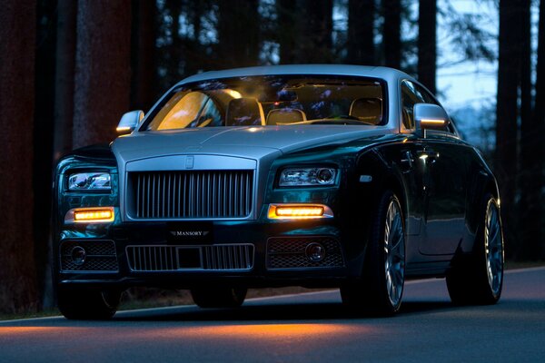 Rolls Royce Phantom en el camino forestal