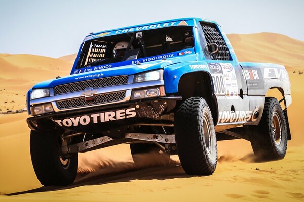 Voiture de course sur les sables de Chevrolet