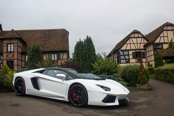 Lamborgini bianco parcheggiato vicino alle case