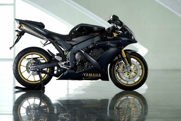 Negro Yamaha sportbike industrial