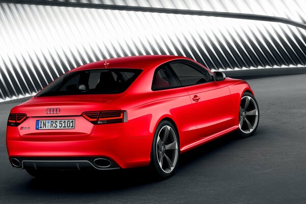 Audi rouge avec des disques attrayants