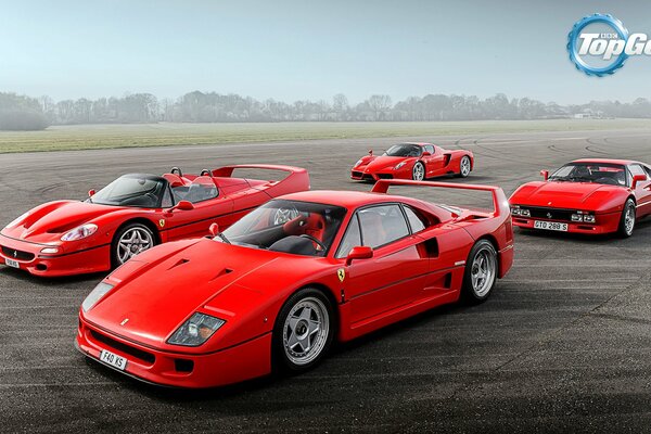 Quattro supercar rosse in piedi in pista