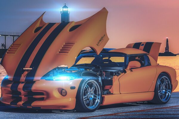 Gelber Dodge Viper mit angehobener Motorhaube