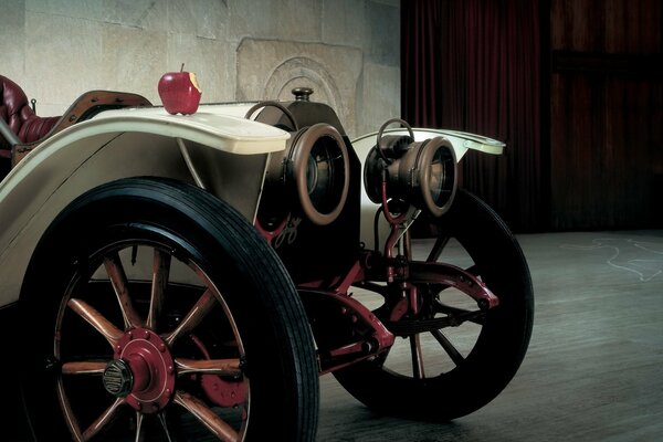 Lancia reritet 15 HP 1909 avec une pomme sur l aile