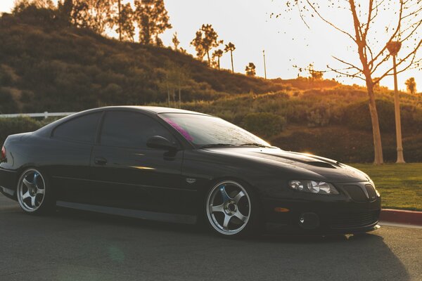 Noir tuning Pontiac GTO coucher du soleil position