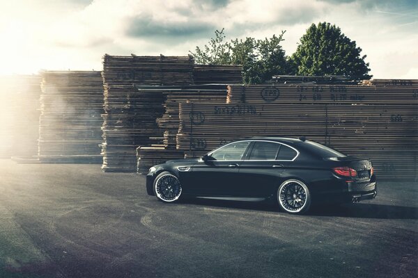 Voiture BMW couleur noire sur fond de rue