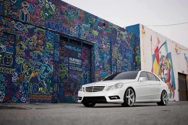 Mercedes blanche, graffiti sur le mur