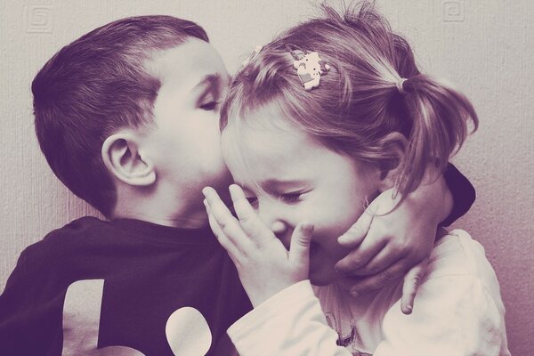 Mily bacia i bambini su una vecchia foto
