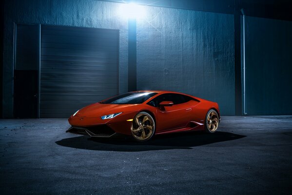 Roter Lamborghini Hurakan LP610-4 Vorderansicht und Seitenansicht Nacht