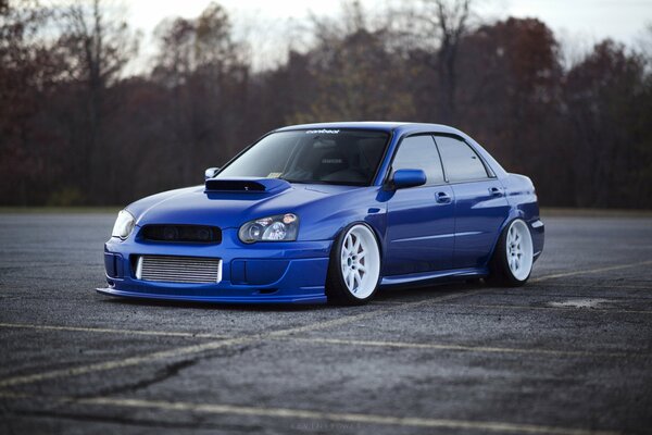 Auto blu Subaru tuning