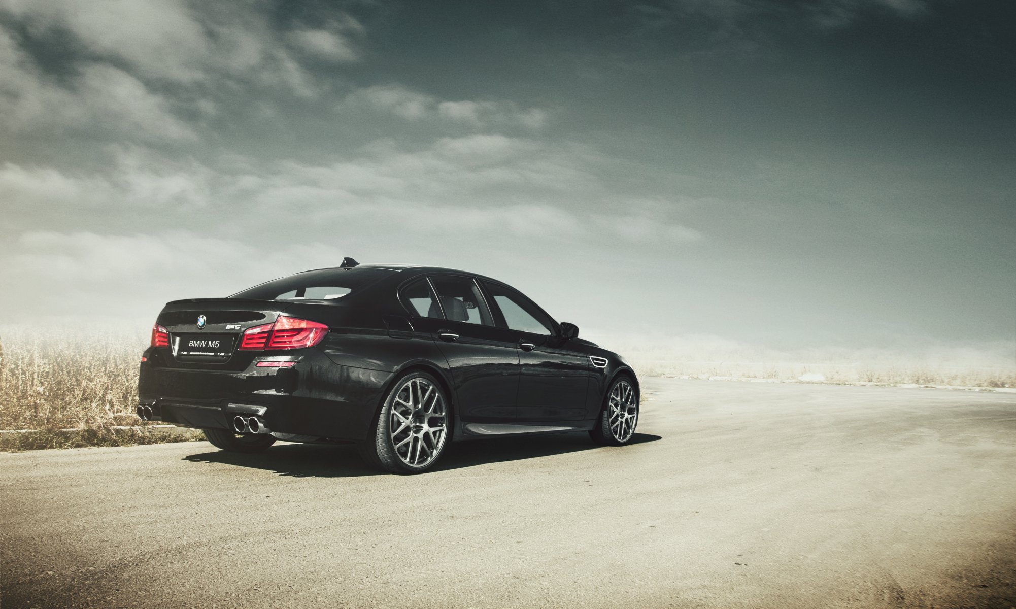 bmw m5 f10 noir bmw m5 noir route. nuages