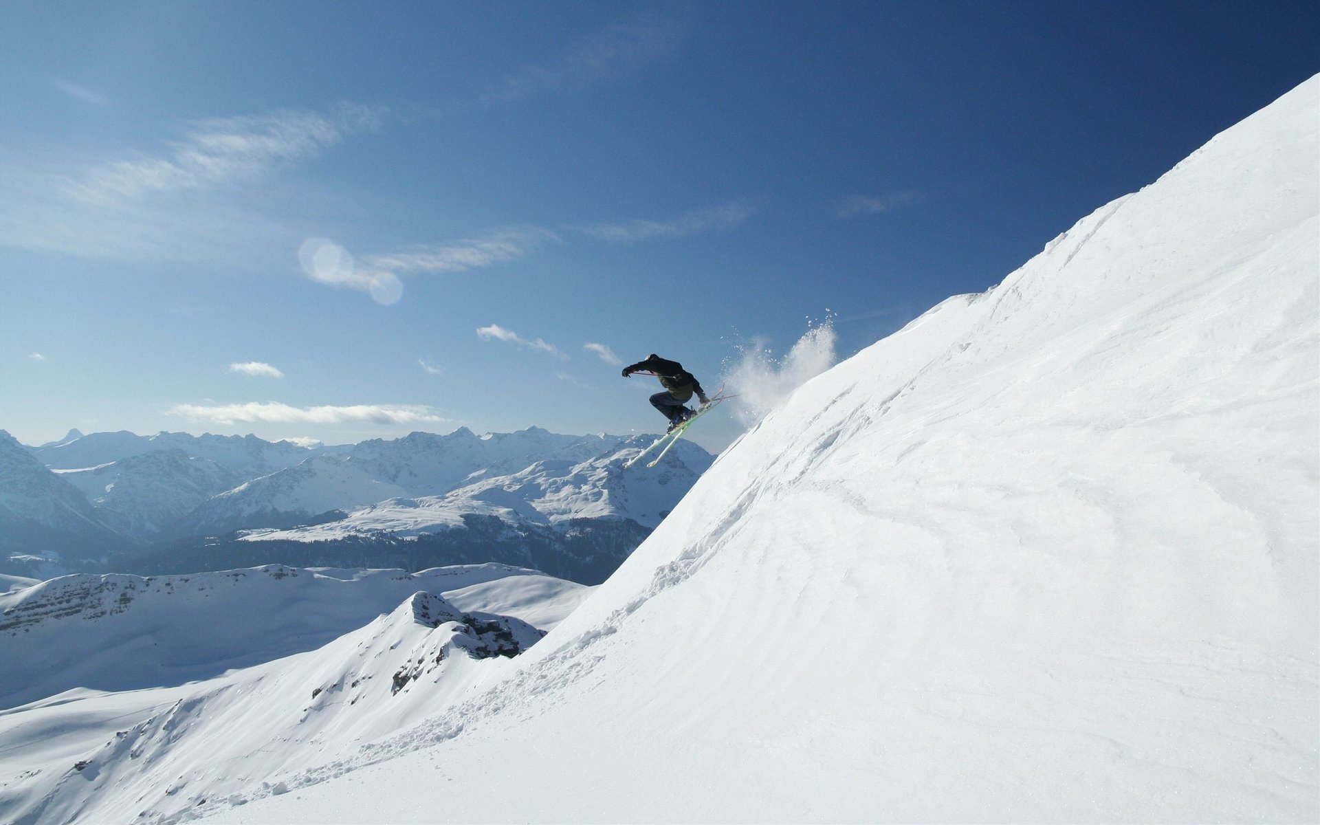 skifahrer abstieg berg hang schnee