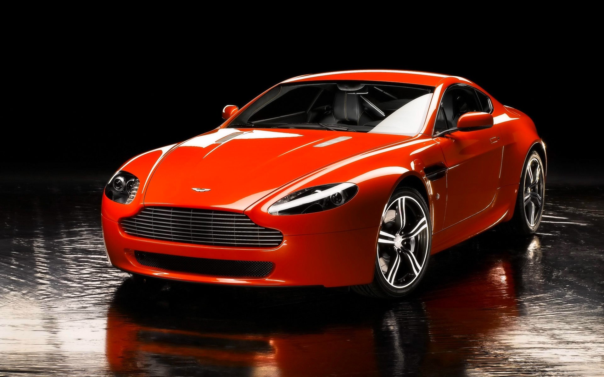 aston martin v8 vantage voiture avant voiture de sport orange réflexion