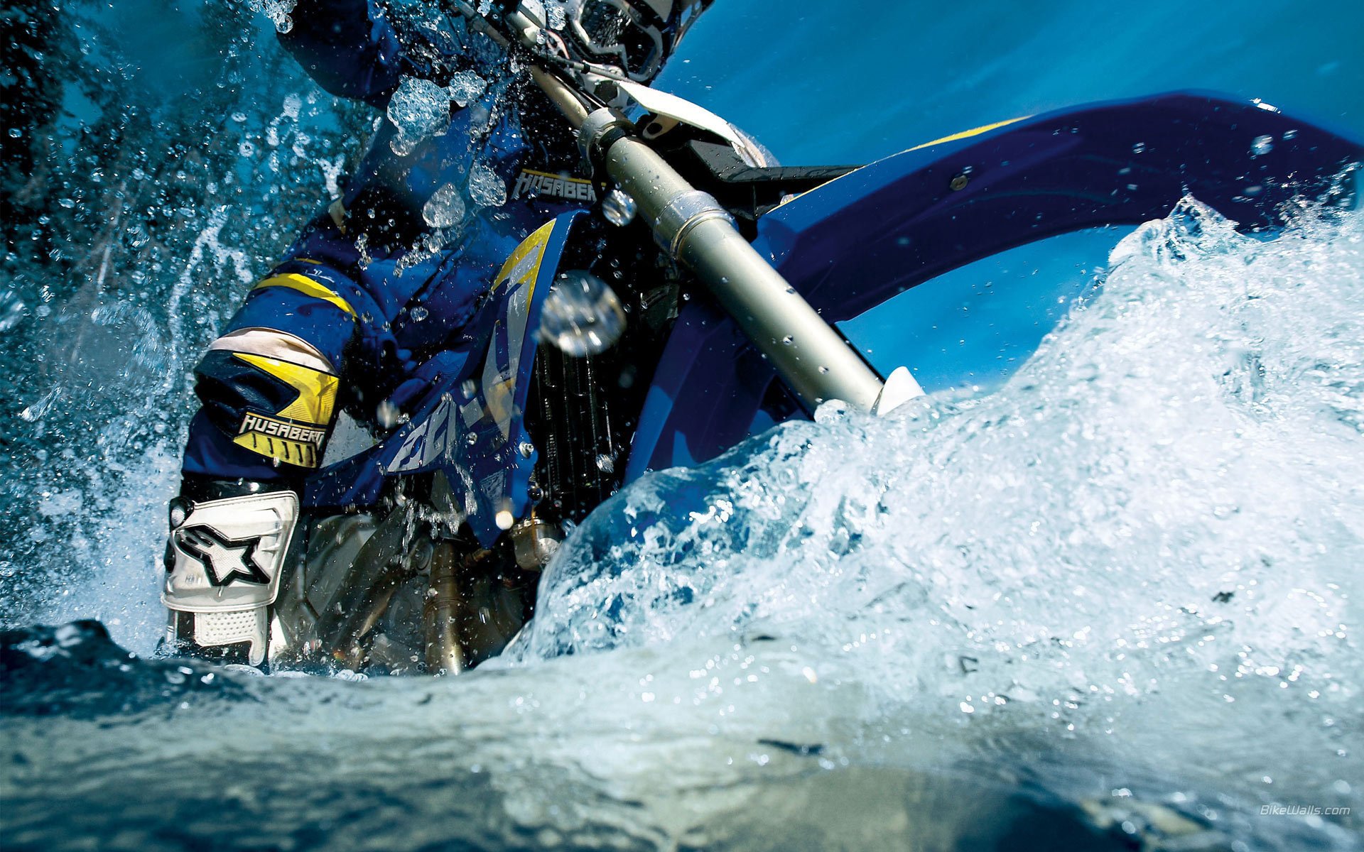 moto extremo agua