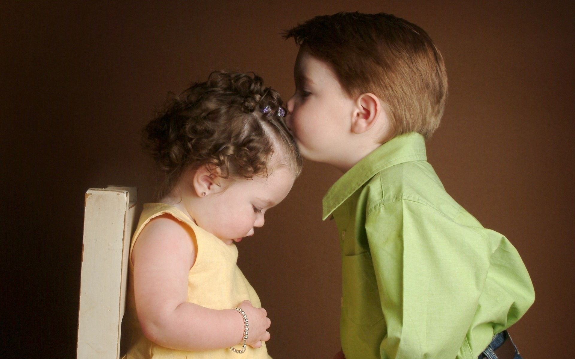 garçon fille enfants baiser