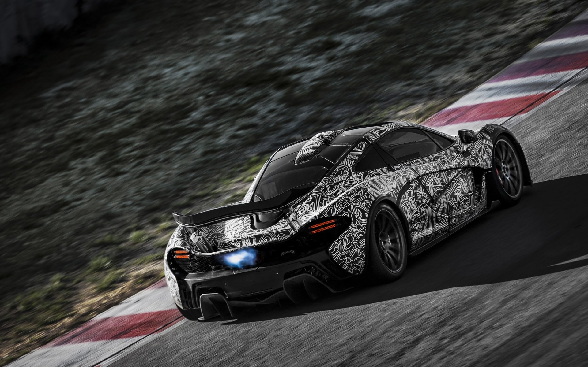 mclaren p1 hypercar track straße auspuff flamme