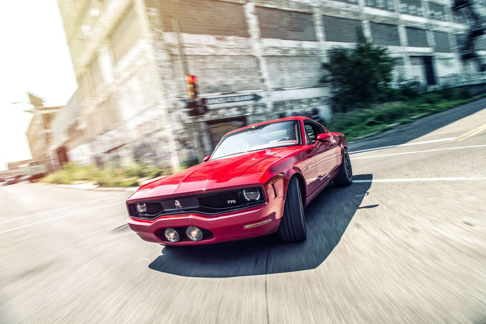 ford mustang equus basso 770 rosso anteriore rivista auto strada turno