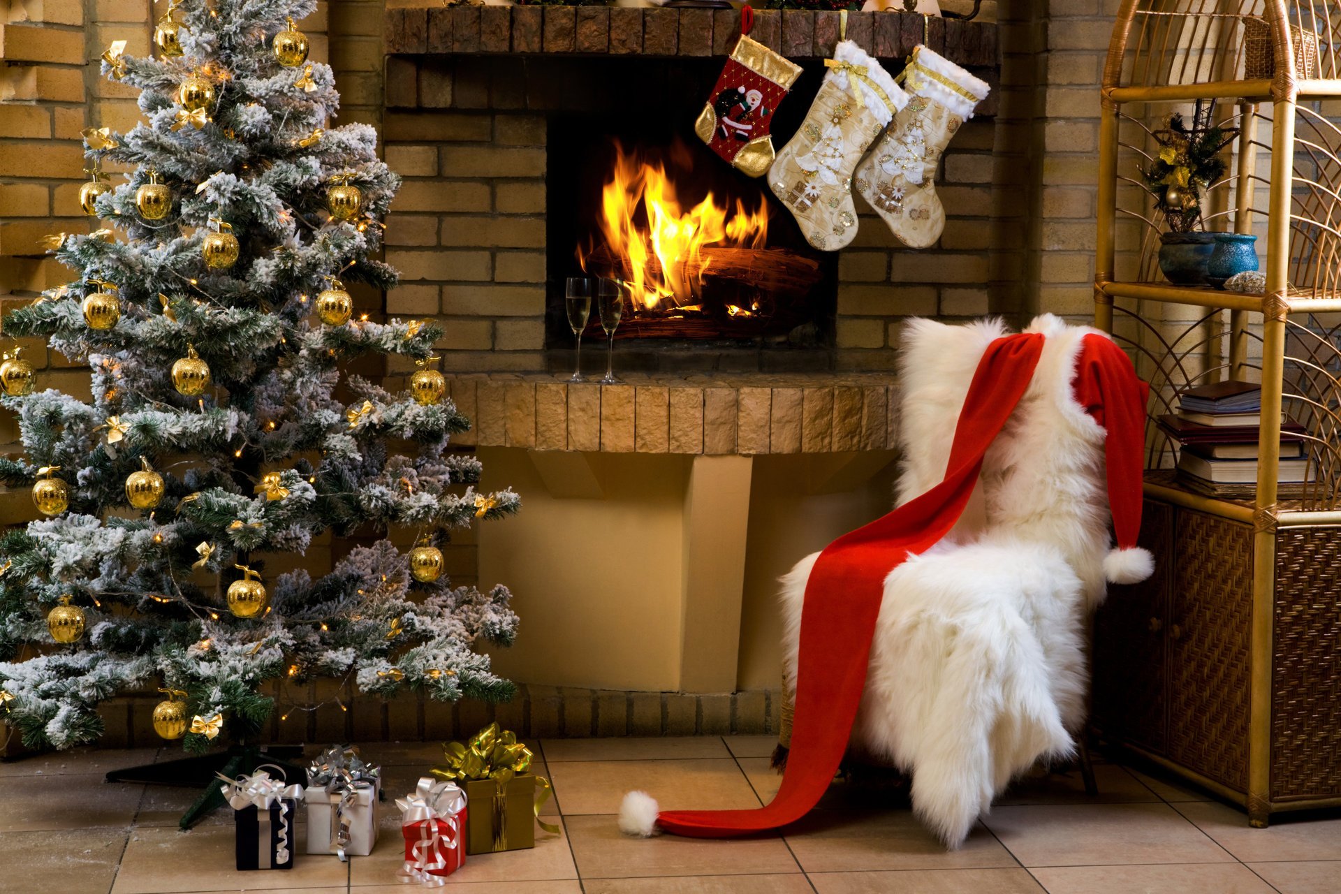 champagner weihnachten weihnachtsbaum weingläser kamin feiertag geschenke