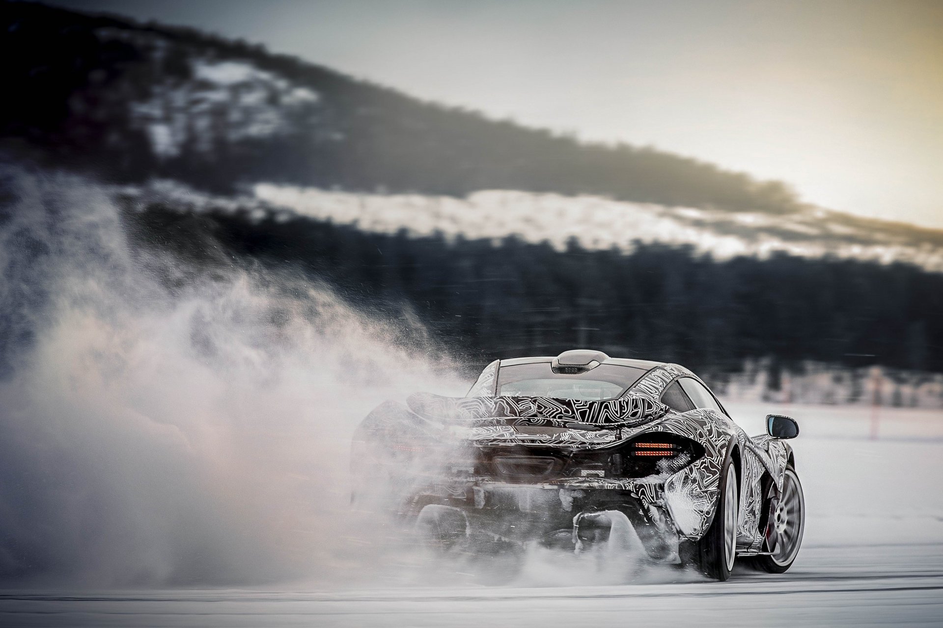 mclaren p1 hypercar poślizg prędkość śnieg