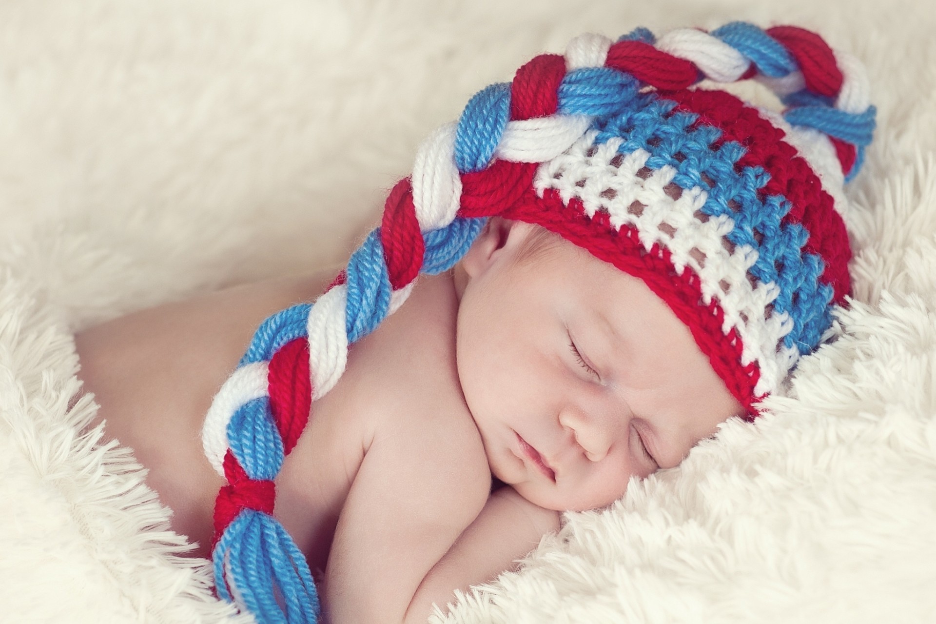 dormir bébé chapeau
