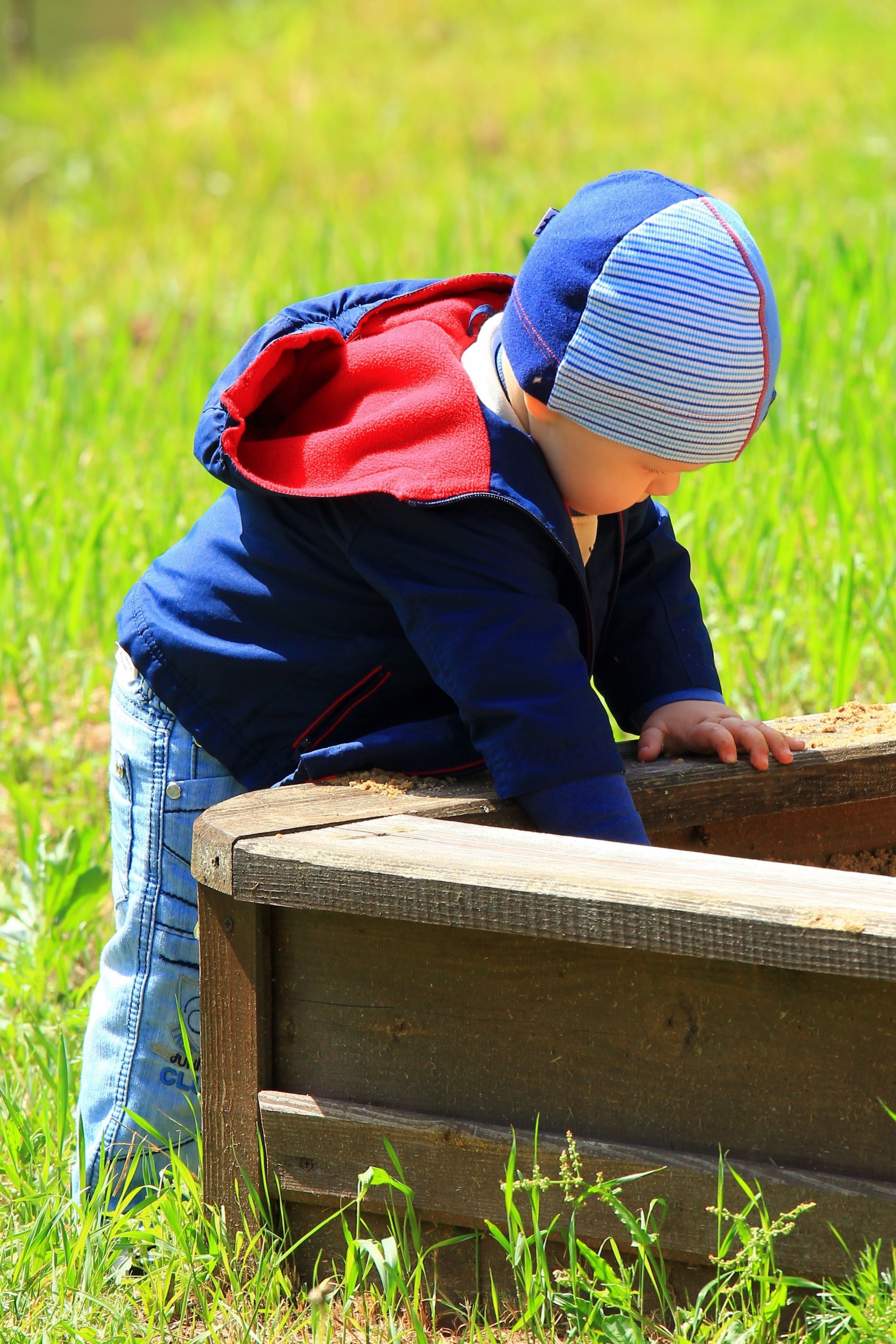 niño caja de arena niños