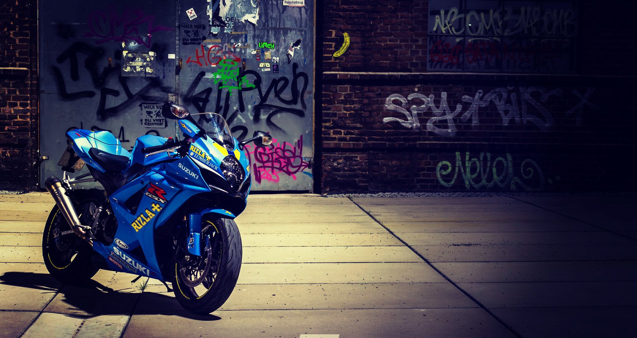 uzuki gsx-r1000 della bici della bici suzuki moto strada graffiti