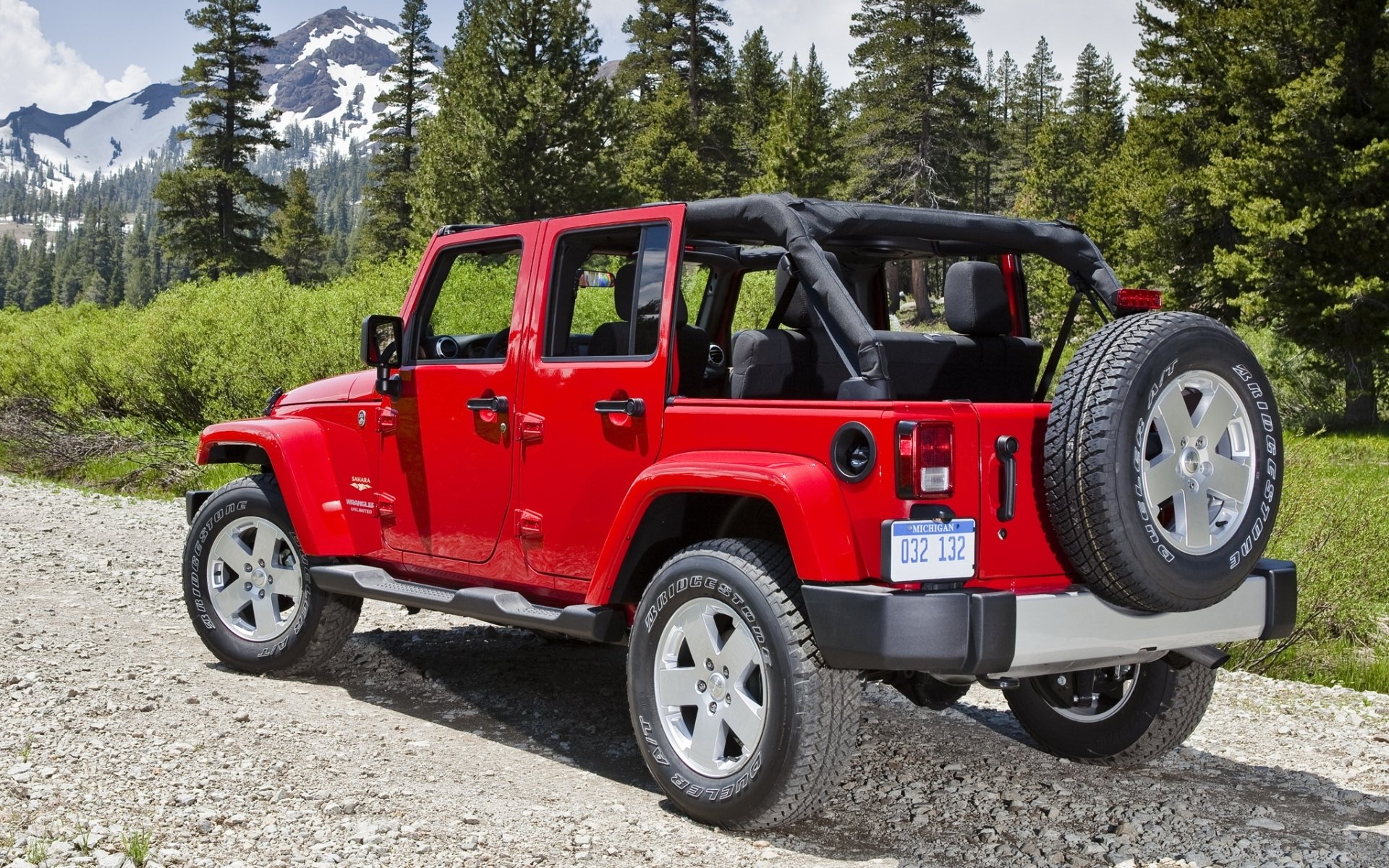 джип wrangler неограниченное сахара ренглер анлимитед вид сзади внедорожник красный деревья горы