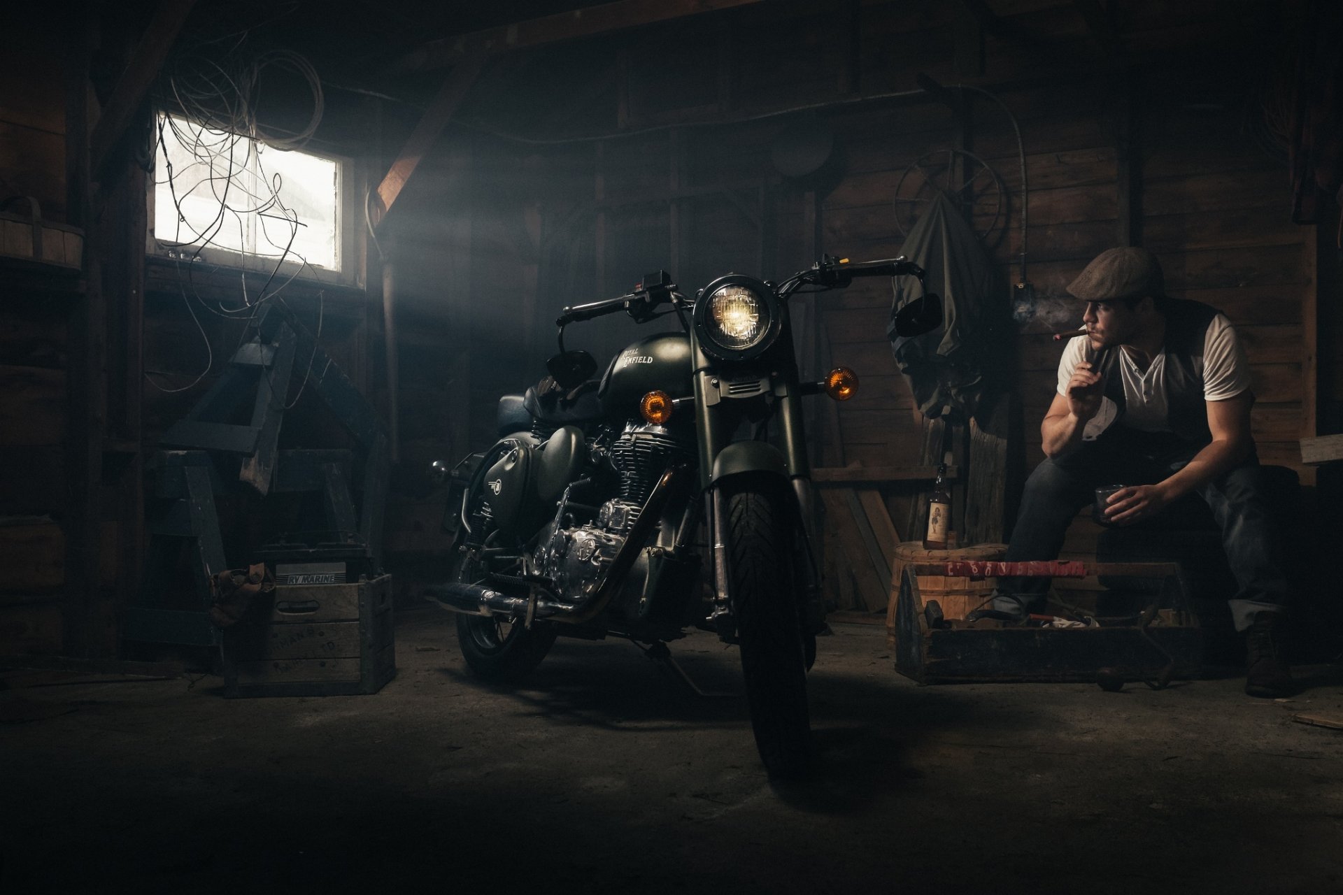 royal enfield vecchio moto uomo