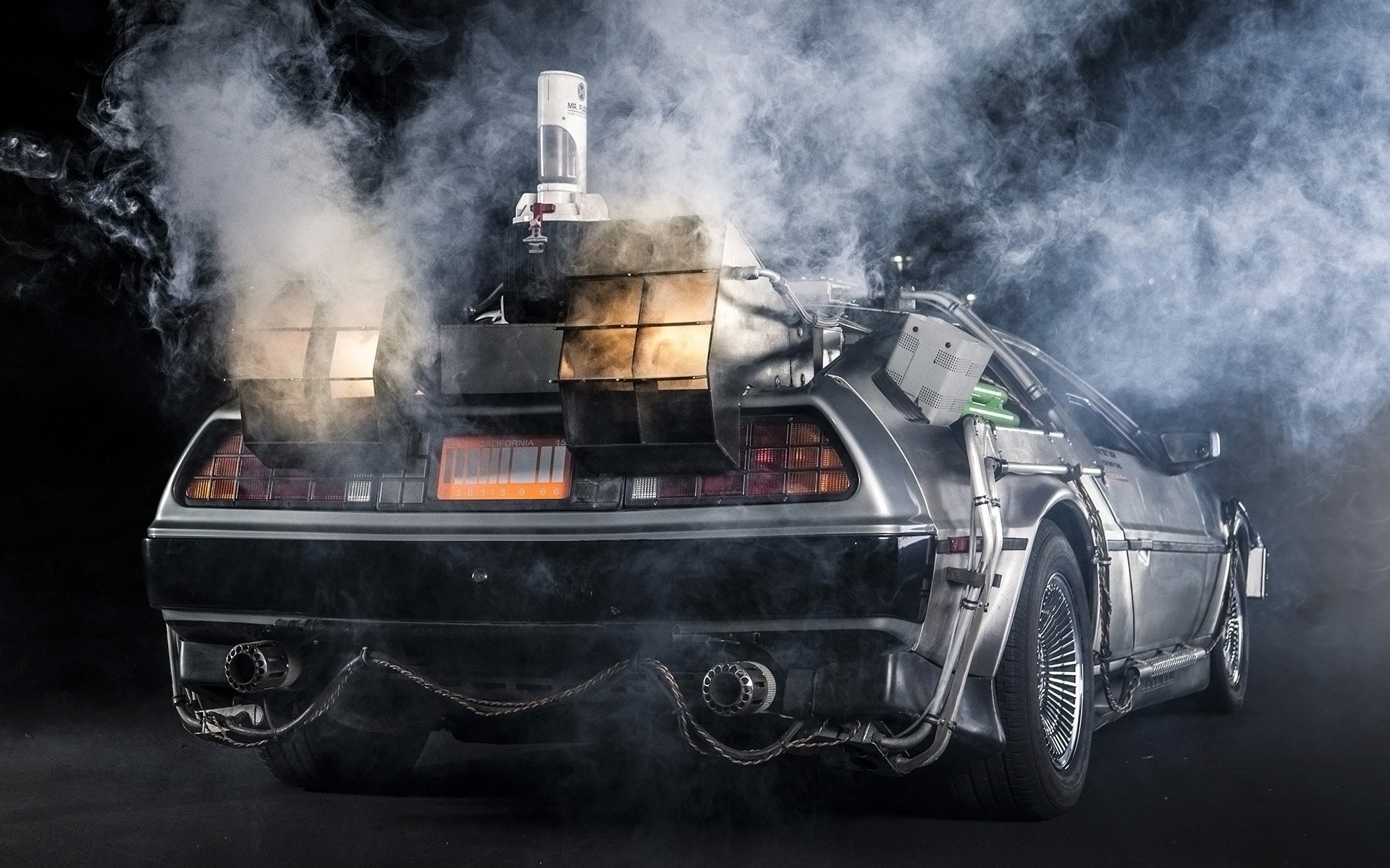 delorean dmc-12 zurück in die zukunft zeitmaschine delorian rückansicht rauch auspuff hintergrund