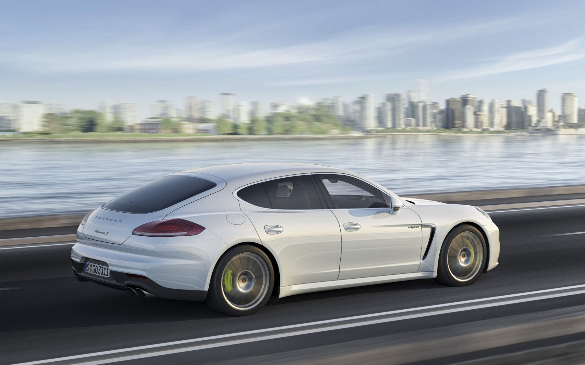 porsche panamera e-hybrid auto biały miasto dzień widok z boku