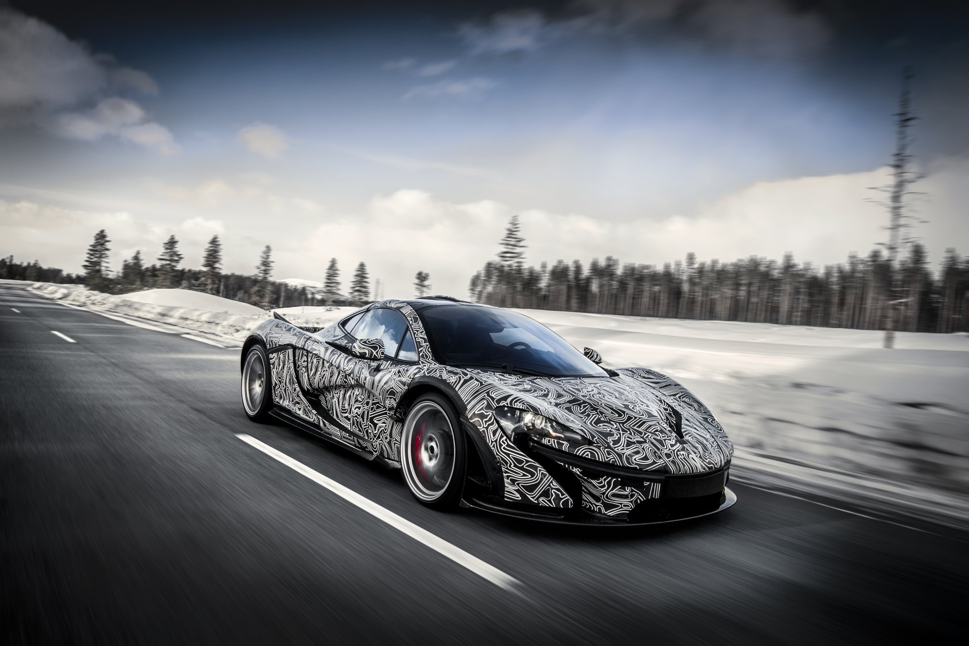 mclaren p1 hypercar niebo droga śnieg prędkość