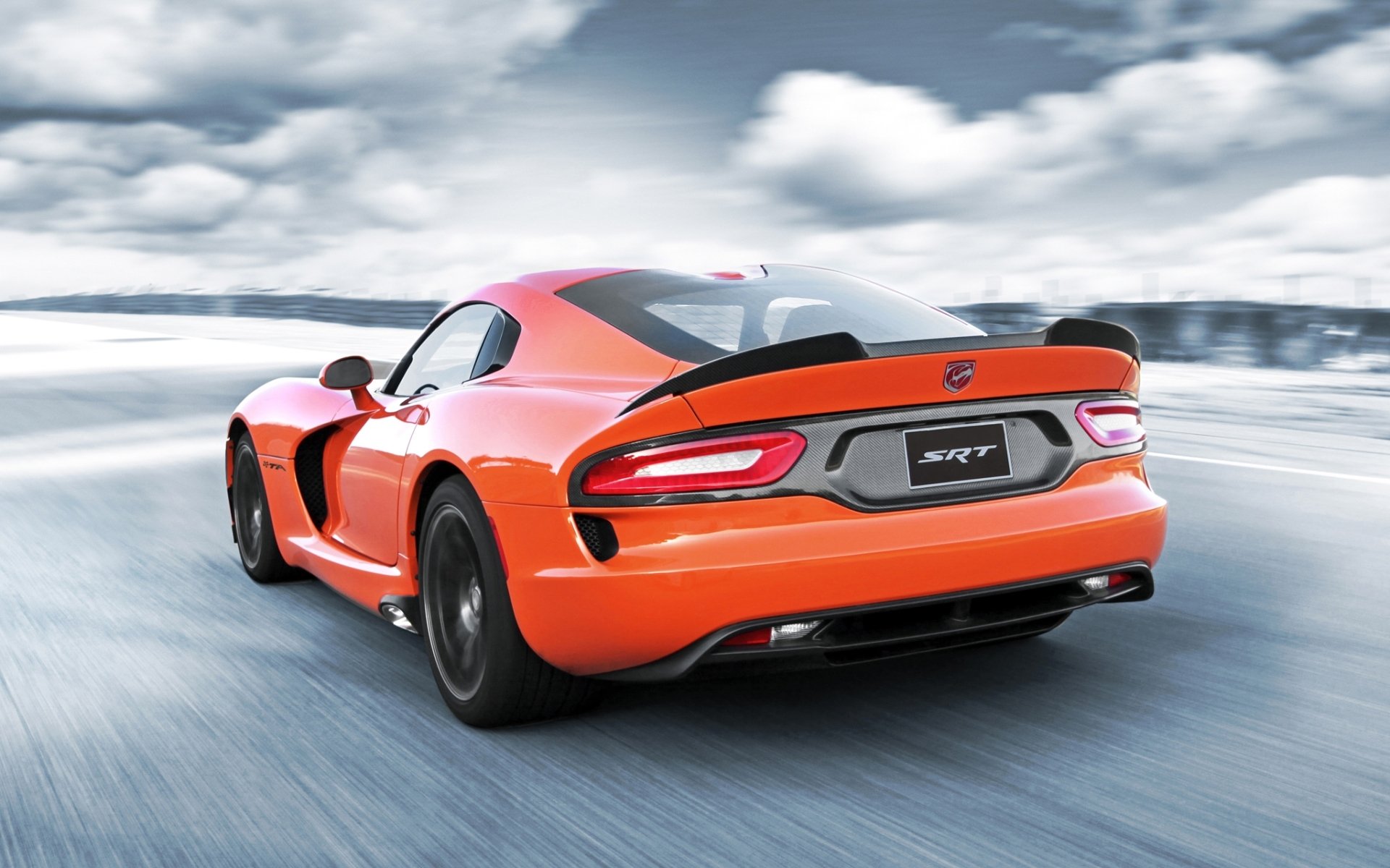 esquivar cien víbora ta dodge viper superdeportivo naranja vista trasera cielo