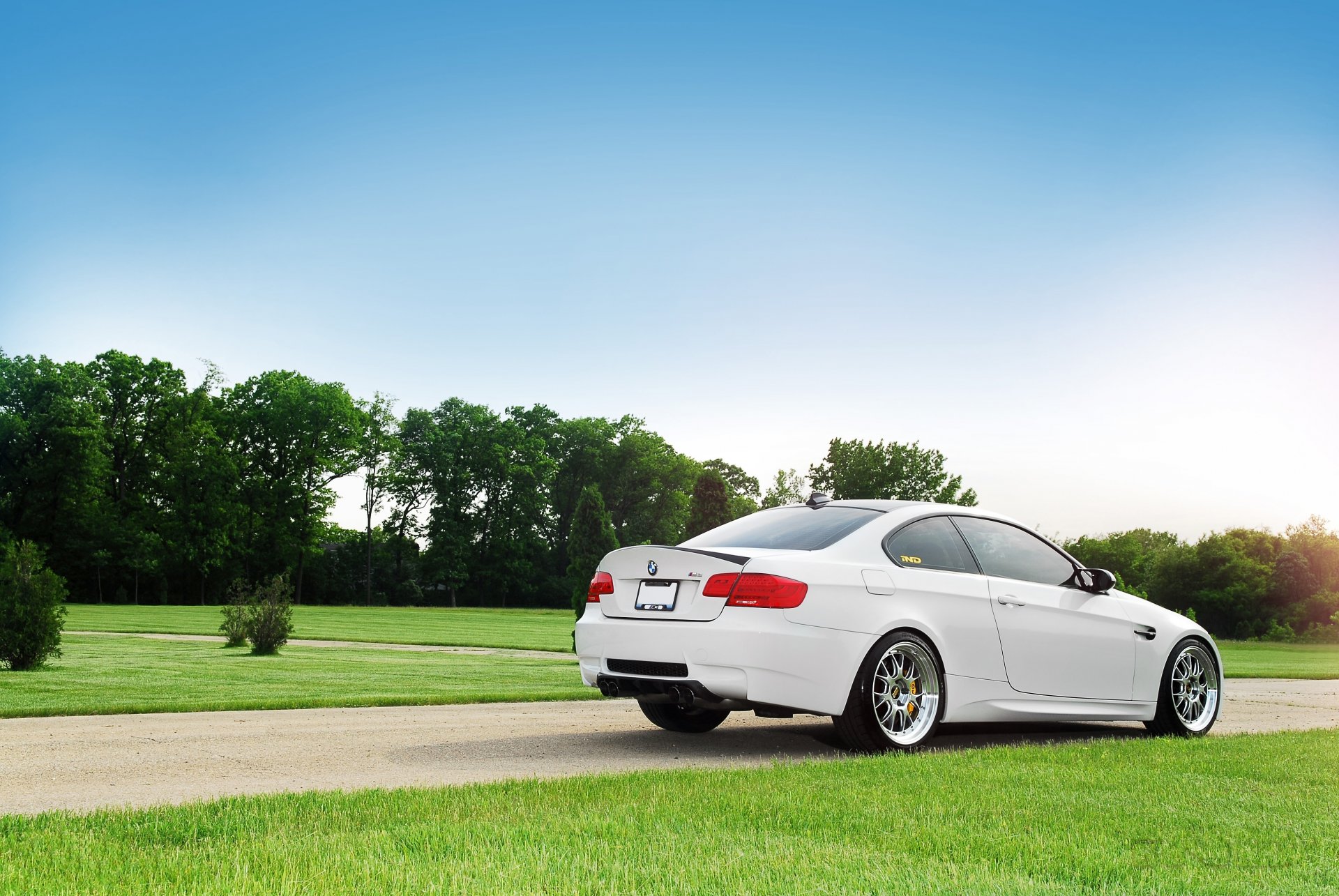 bmw m3 e92 biały drzewa niebo chmury bmw widok z tyłu ścieżki trawnik