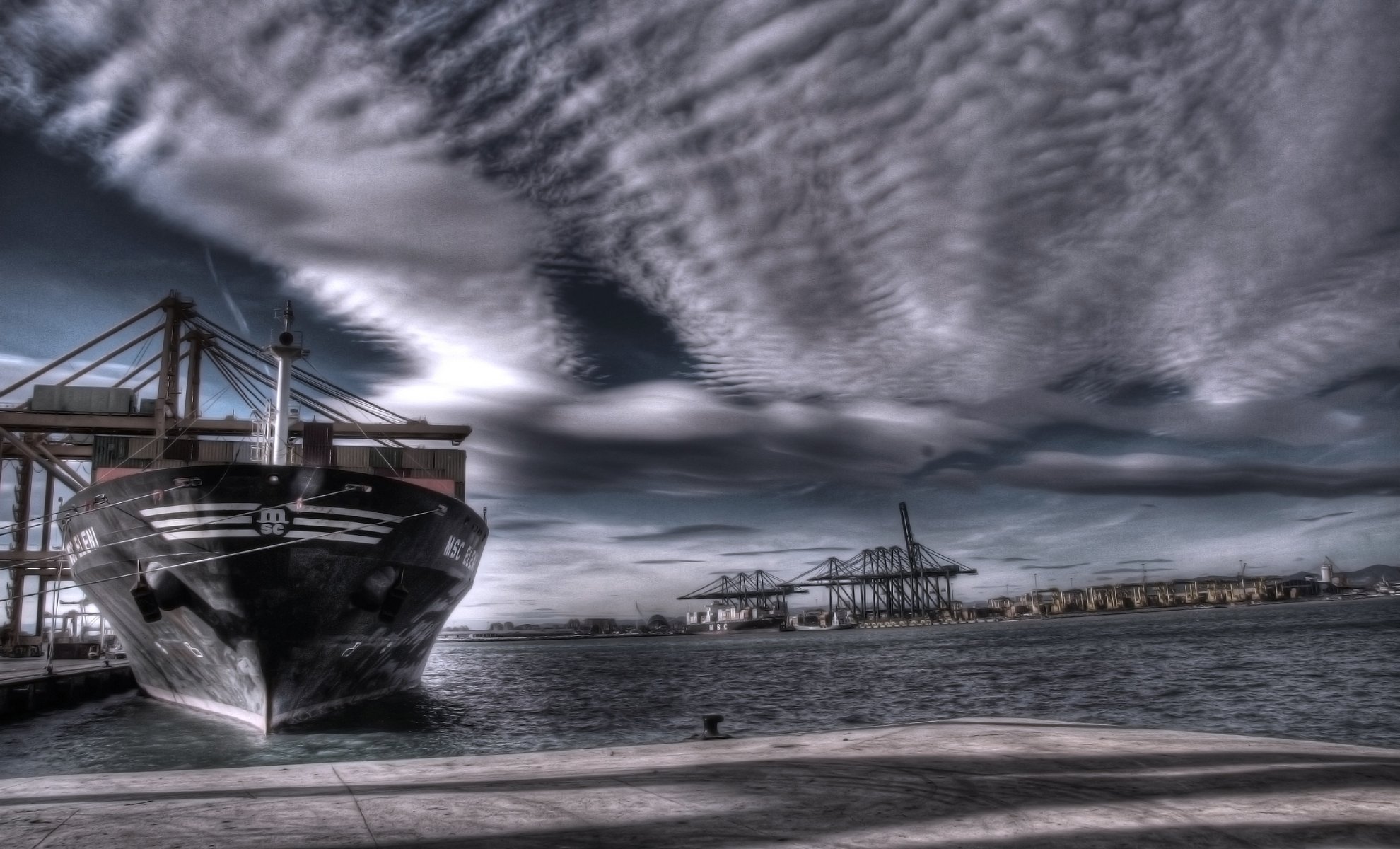 msc eleni statek burza kontenerowiec terminal nabrzeże port chmury morze woda zbiornik