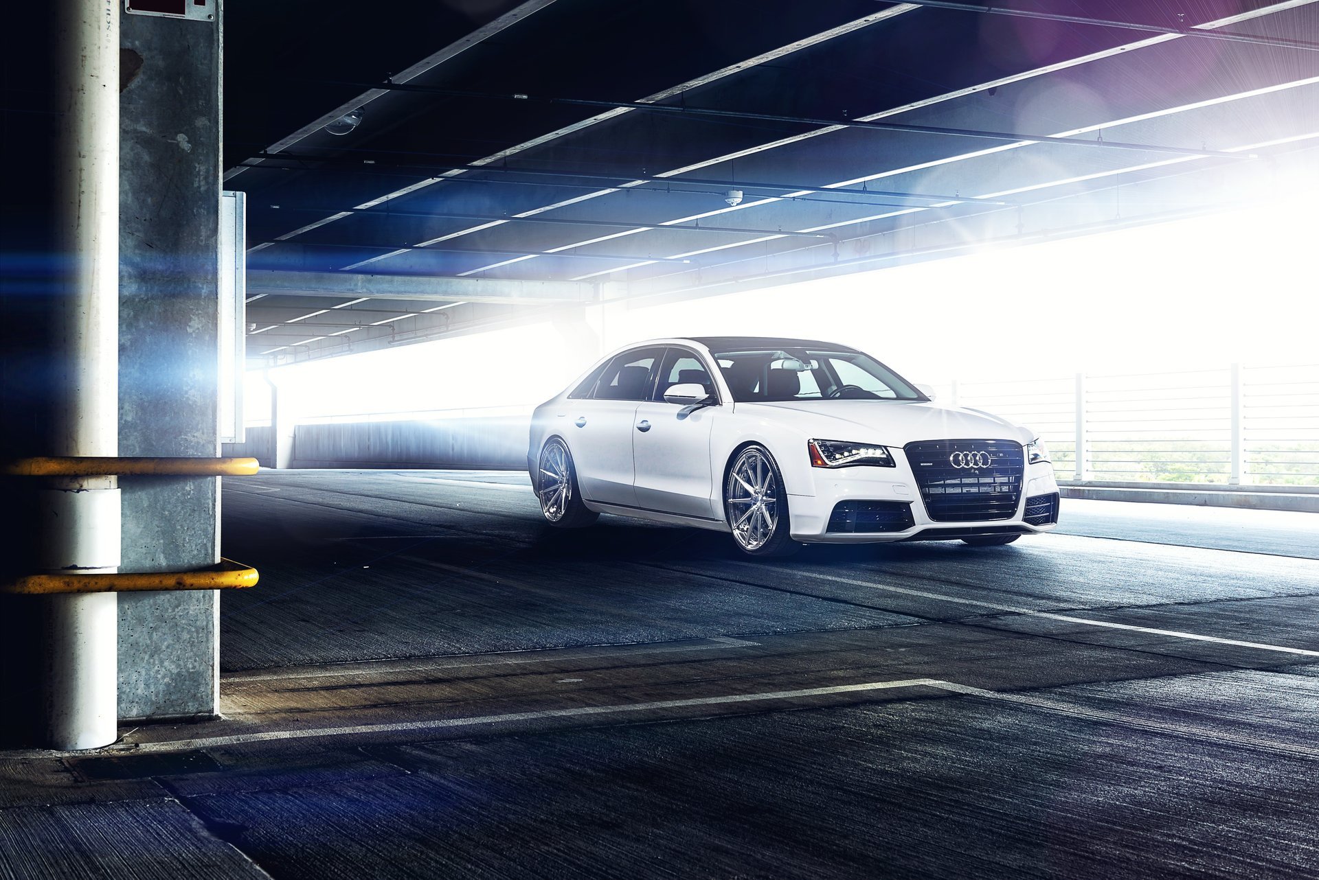audi a8 l blanco frente estacionamiento resplandor