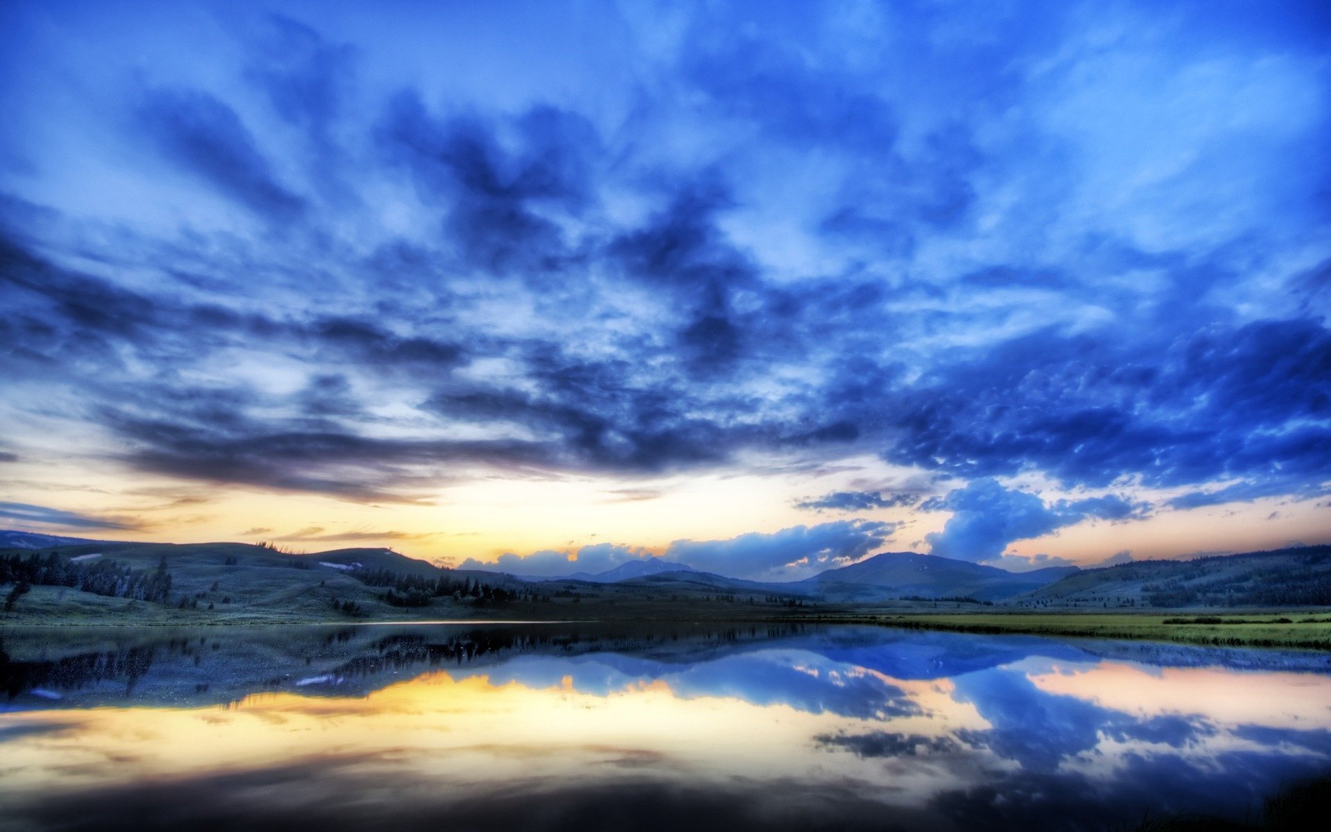 panorama cielo lago niebla montañas bosque árboles nubes