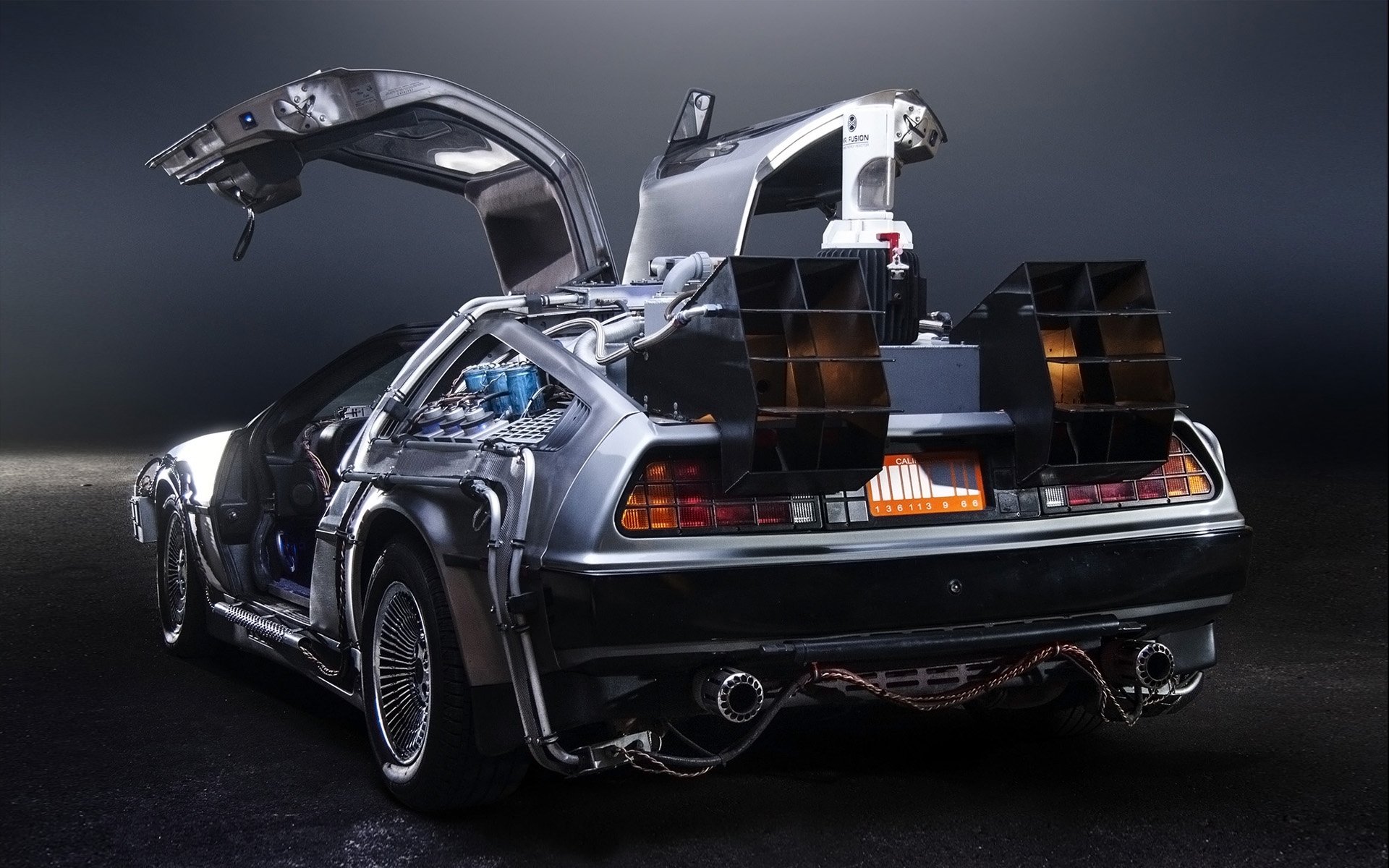 delorean dmc-12 retour vers le futur machine à remonter le temps delorean vue arrière échappement portes arrière-plan