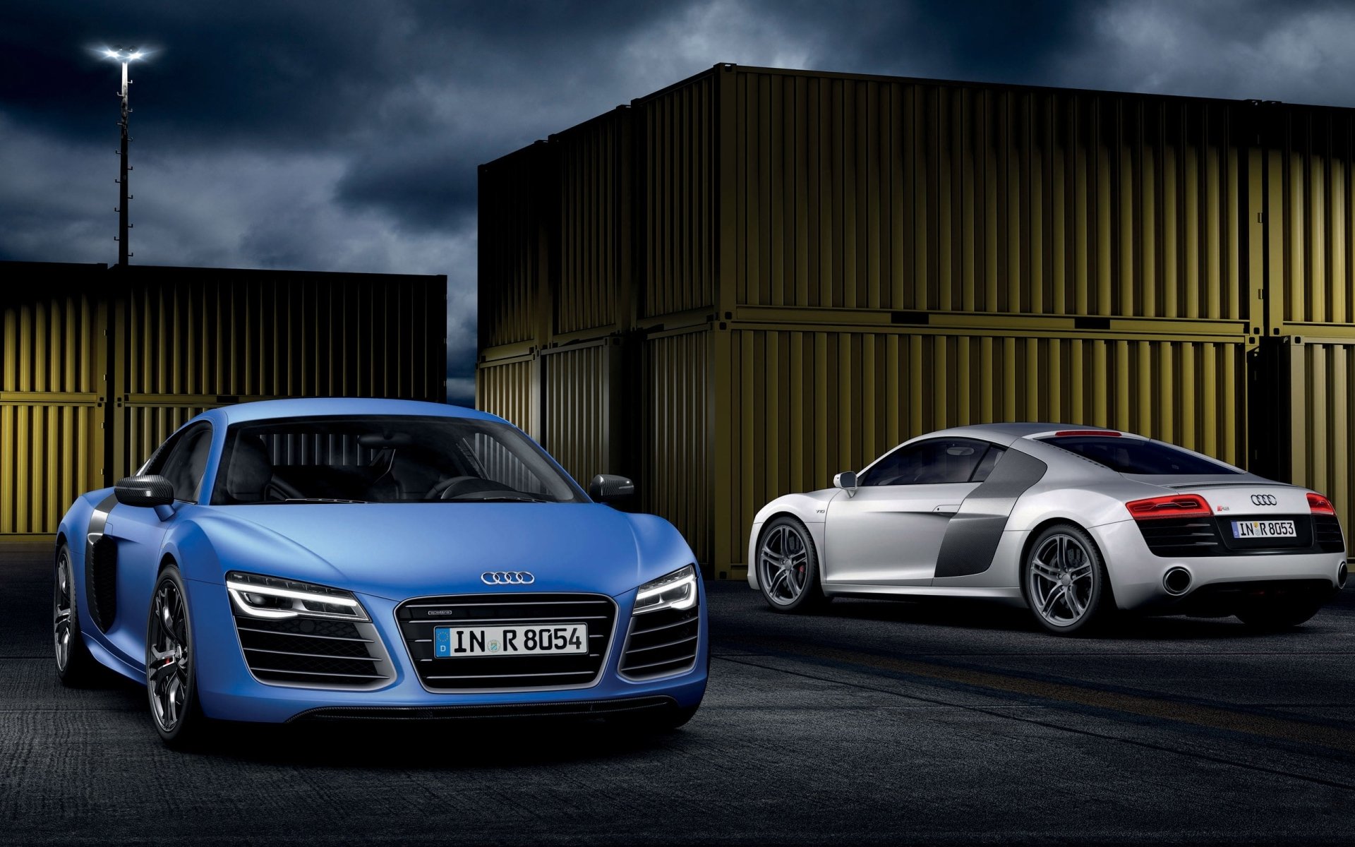 audi r8 v10 plus audi r8 b10 supercar niebieski srebrny przód widok z tyłu noc kontenery niebo