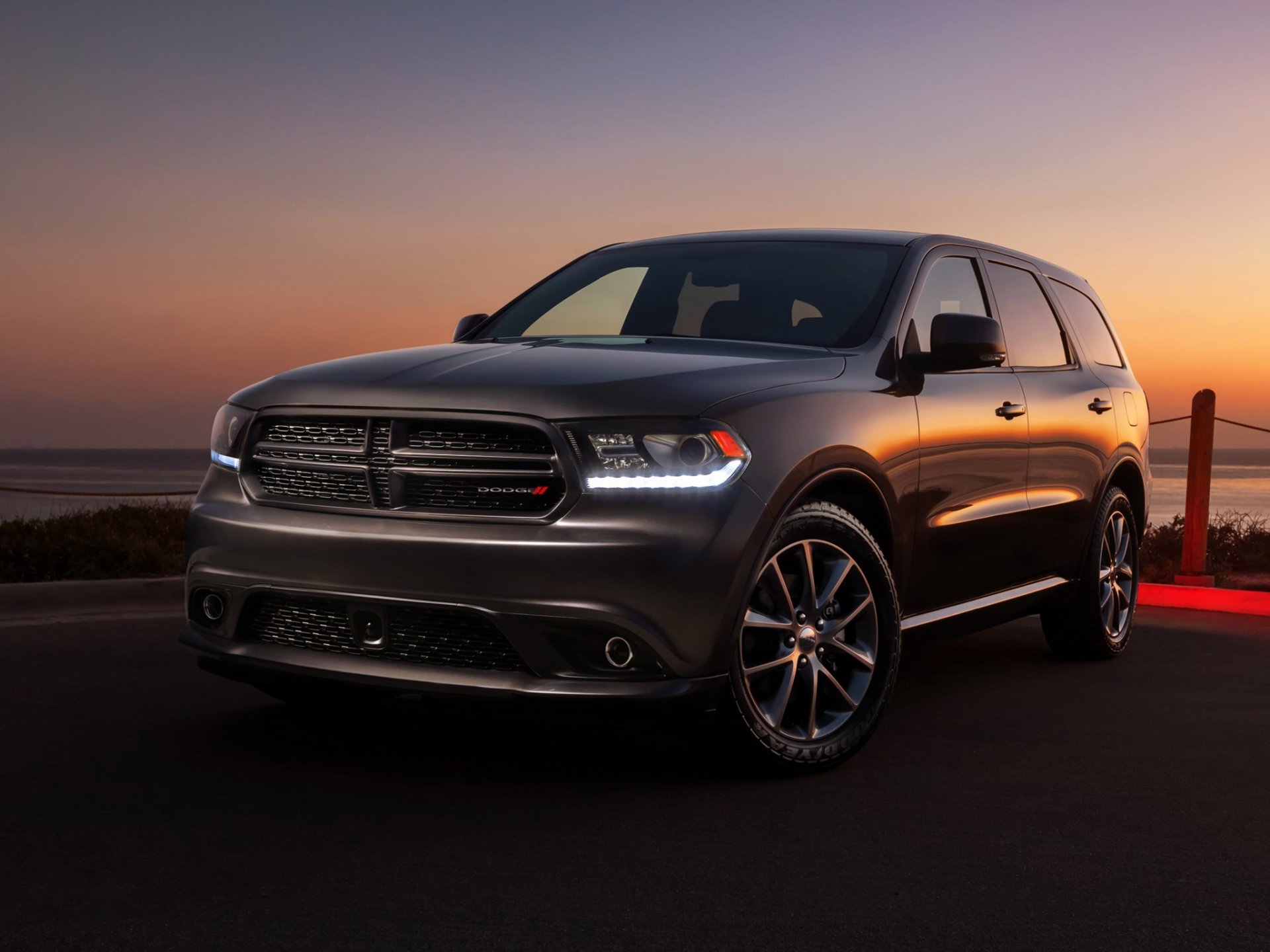 schivare r / t dodge durango auto tramonto