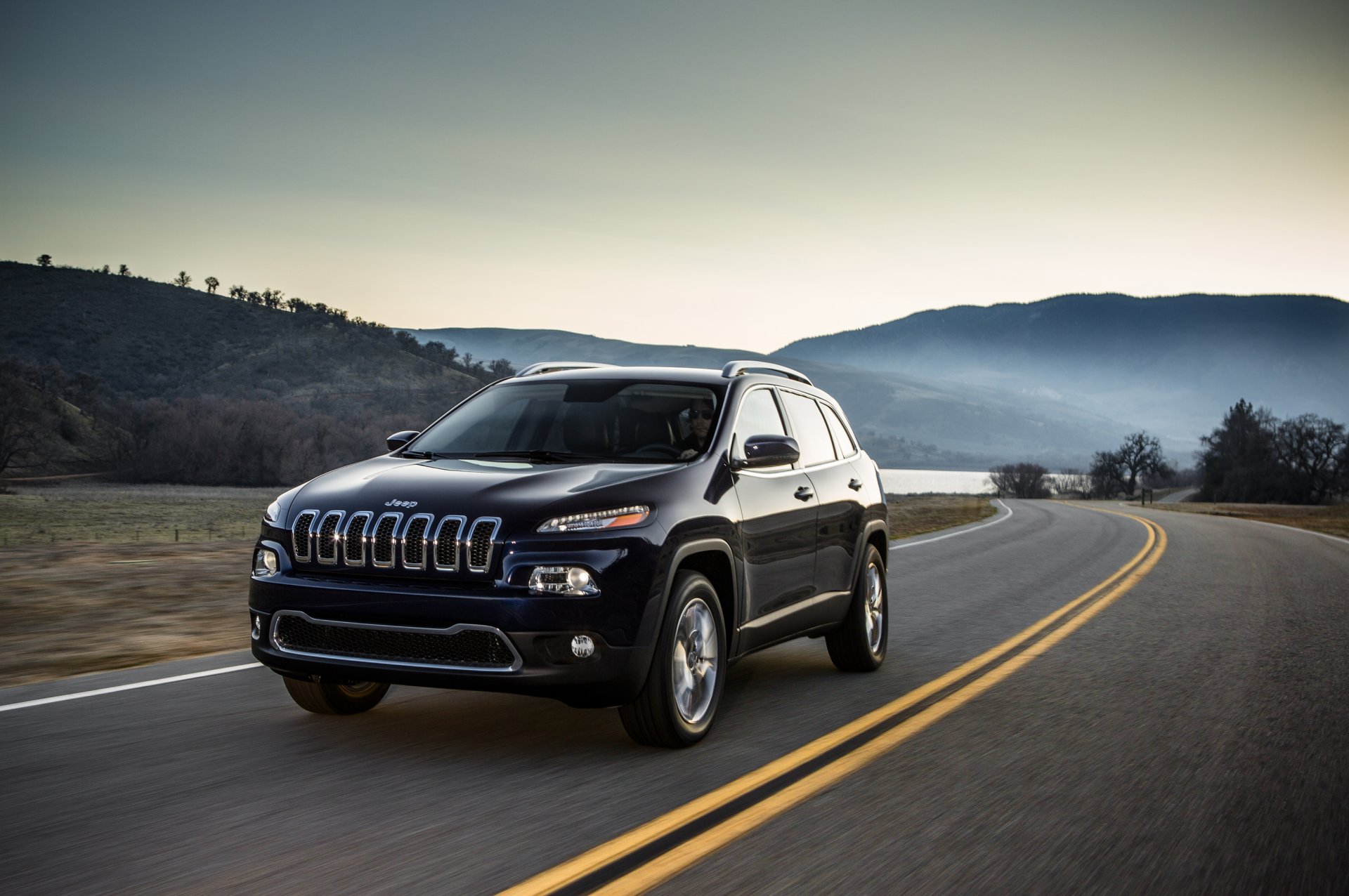 route marquage voiture jeep cherokee. suv collines arbres