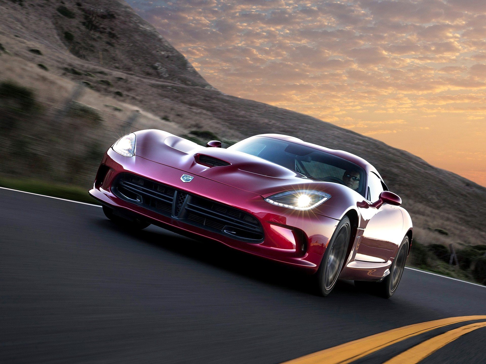 автомобиль обои dodge viper сто gts 2012 скорость свет обоя додж вайпер срт гтс красная машина вечер передок