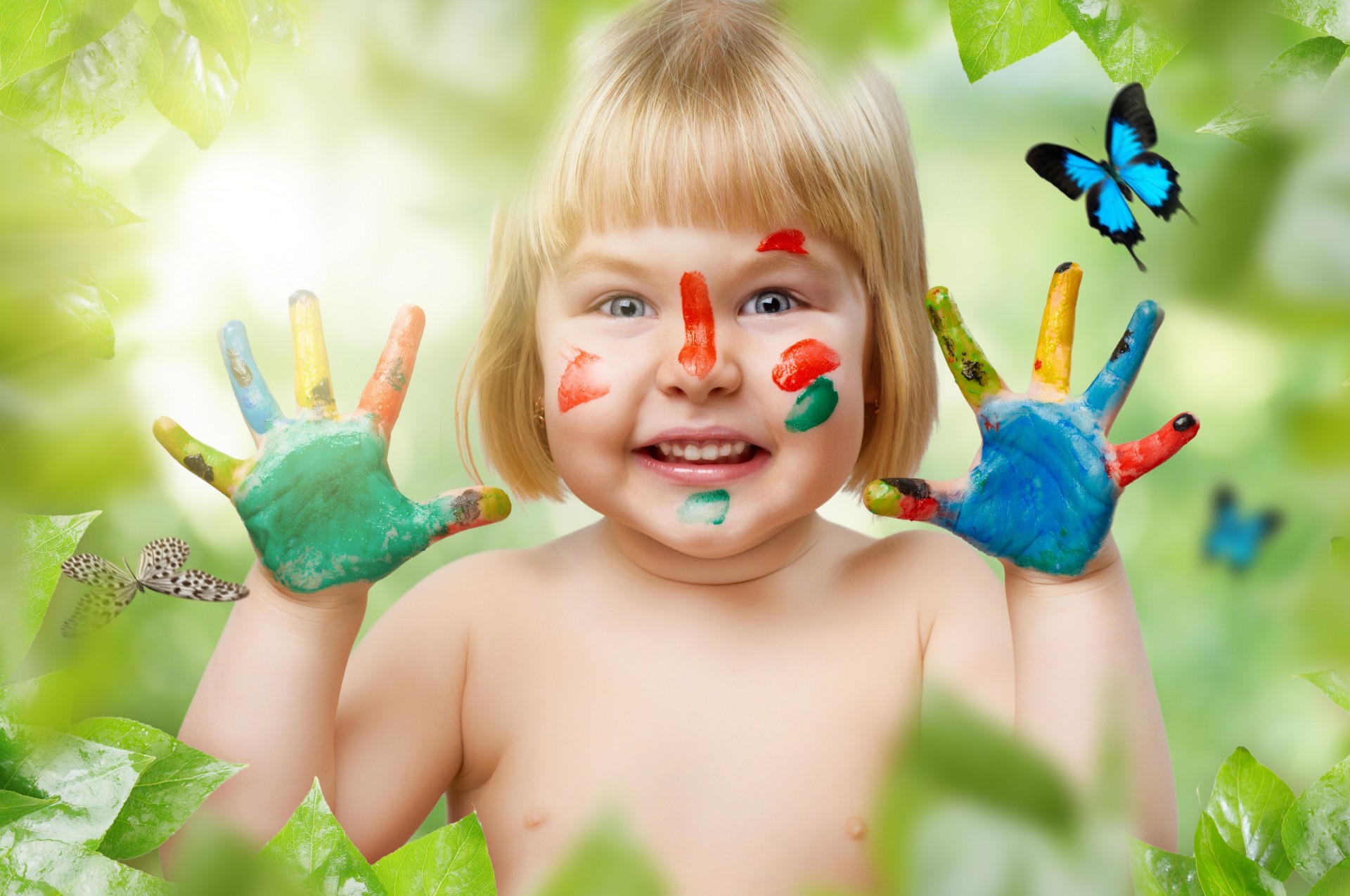 coups de pinceau peinture fille palmiers papillons humeur mains